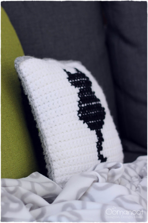 Cross Stitch Cat on Crochet Pillow | Oomanoot #free #crochet #crossstitch #cat #pillow #tutorial