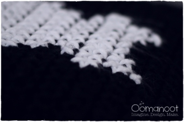 Cross Stitch Cat on Crochet Pillow | Oomanoot #free #crochet #crossstitch #cat #pillow #tutorial